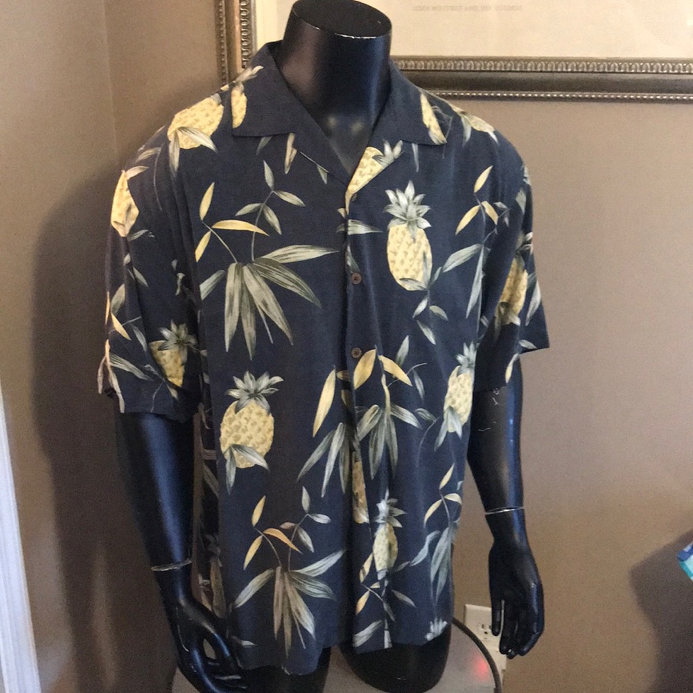 Tommy Bahama silk short sleeve button down in Lrg